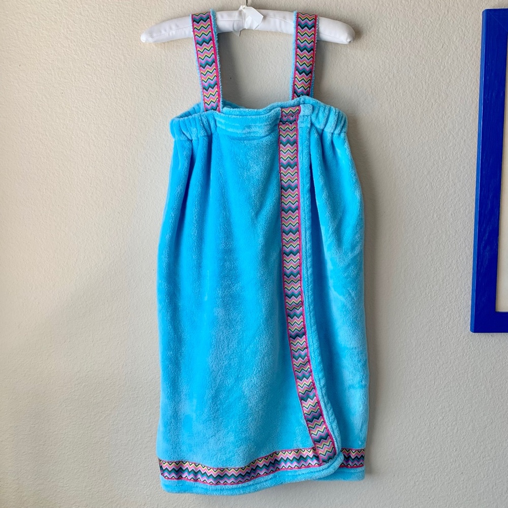 Wrap Towel with Adjustable Straps Blue with Chevron Ribbon Accents - Picture 8 of 8